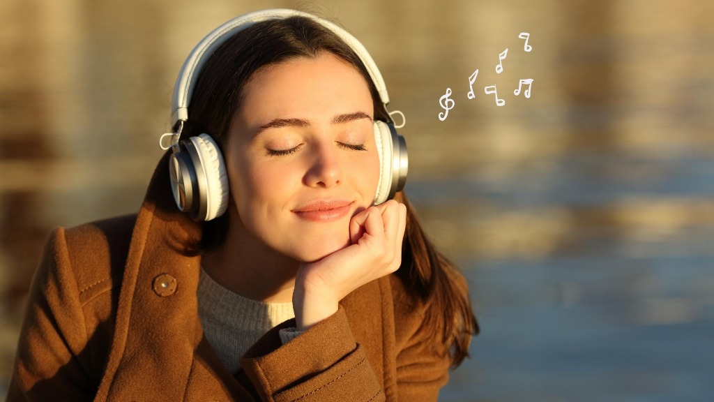Glückliche Frau hört Musik